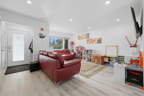 20 Rossburn Crescent Sw, Calgary, AB - Indoor Photo Showing Other Room