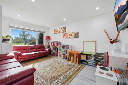 20 Rossburn Crescent Sw, Calgary, AB - Indoor Photo Showing Living Room