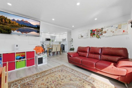 20 Rossburn Crescent Sw, Calgary, AB - Indoor Photo Showing Living Room
