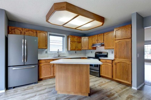 411 Shawinigan Drive Sw, Calgary, AB - Indoor Photo Showing Kitchen