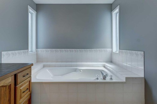 411 Shawinigan Drive Sw, Calgary, AB - Indoor Photo Showing Bathroom