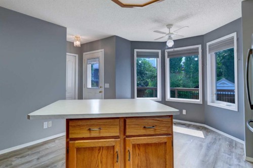 411 Shawinigan Drive Sw, Calgary, AB - Indoor Photo Showing Kitchen
