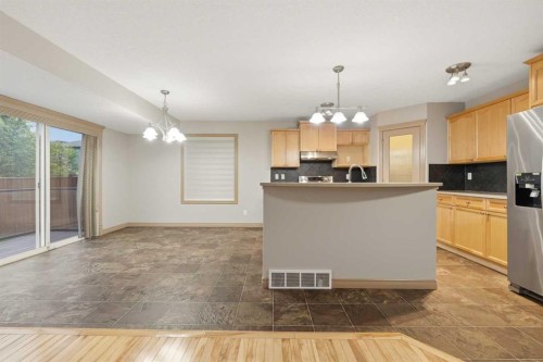 137 Evanscove Circle Nw, Calgary, AB - Indoor Photo Showing Kitchen