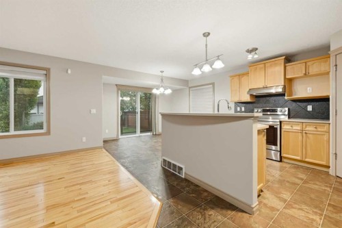 137 Evanscove Circle Nw, Calgary, AB - Indoor Photo Showing Kitchen