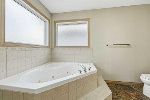137 Evanscove Circle Nw, Calgary, AB - Indoor Photo Showing Bathroom