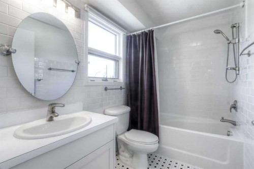 1702 24 Street Sw, Calgary, AB - Indoor Photo Showing Bathroom