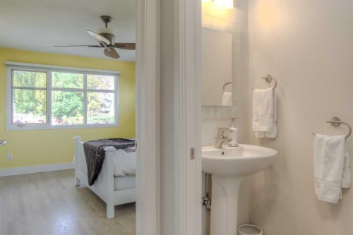 1702 24 Street Sw, Calgary, AB - Indoor Photo Showing Bathroom
