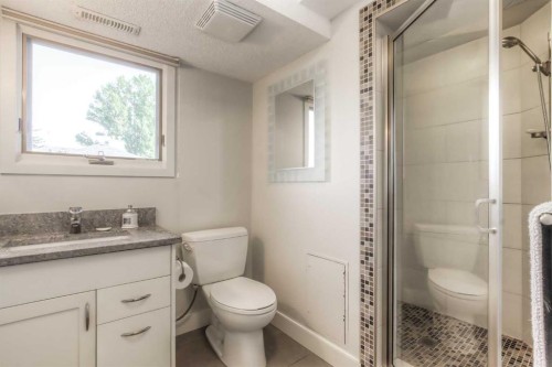 1702 24 Street Sw, Calgary, AB - Indoor Photo Showing Bathroom