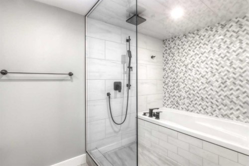 1702 24 Street Sw, Calgary, AB - Indoor Photo Showing Bathroom