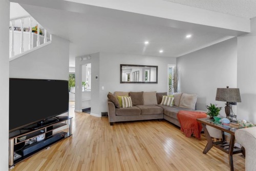 11 Arbour Summit Close Nw, Calgary, AB - Indoor Photo Showing Living Room