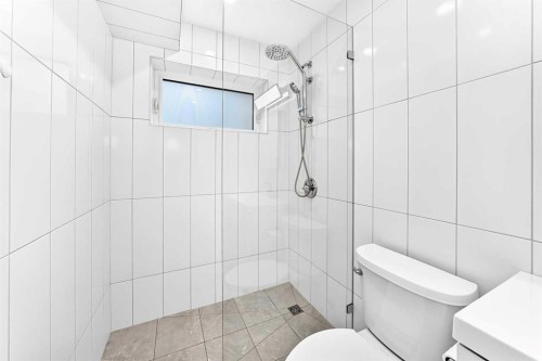 173 Cornwallis Drive Nw, Calgary, AB - Indoor Photo Showing Bathroom
