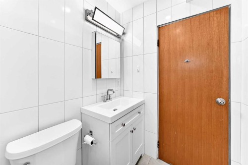 173 Cornwallis Drive Nw, Calgary, AB - Indoor Photo Showing Bathroom