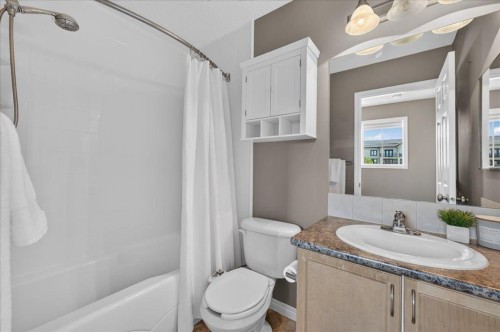 3146 New Brighton Gardens Se, Calgary, AB - Indoor Photo Showing Bathroom
