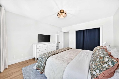 3223 2 Street Sw, Calgary, AB - Indoor Photo Showing Bedroom