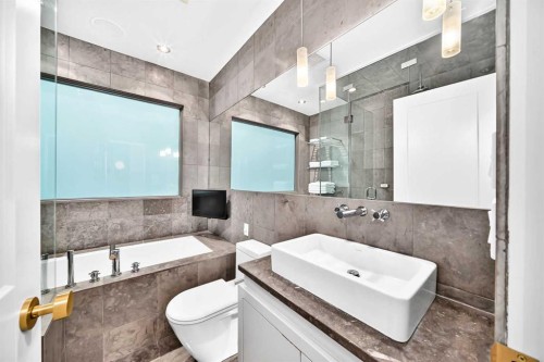 3223 2 Street Sw, Calgary, AB - Indoor Photo Showing Bathroom