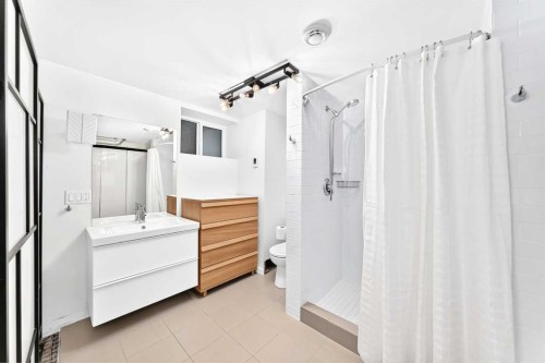 3223 2 Street Sw, Calgary, AB - Indoor Photo Showing Bathroom
