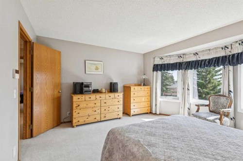 124 Schubert Hill Nw, Calgary, AB - Indoor Photo Showing Bedroom