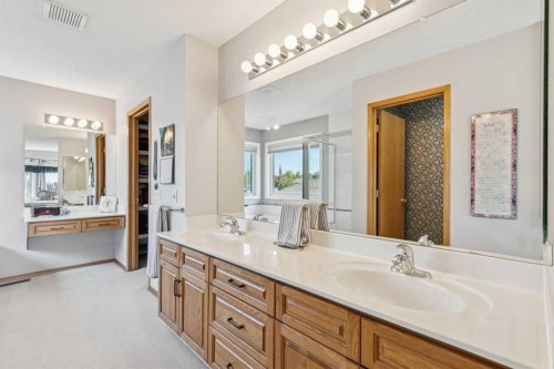 124 Schubert Hill Nw, Calgary, AB - Indoor Photo Showing Bathroom