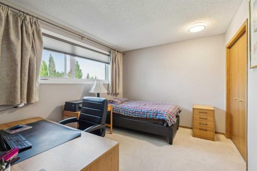124 Schubert Hill Nw, Calgary, AB - Indoor Photo Showing Bedroom