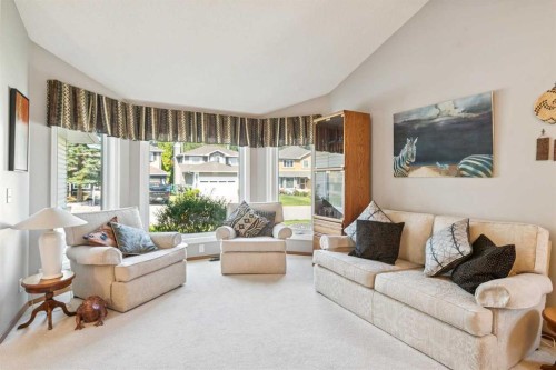 124 Schubert Hill Nw, Calgary, AB - Indoor Photo Showing Living Room