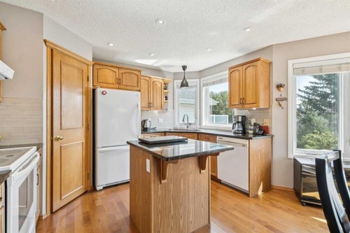 124 Schubert Hill Nw, Calgary, AB - Indoor Photo Showing Kitchen