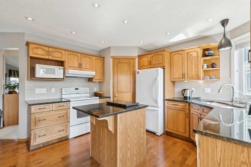 124 Schubert Hill Nw, Calgary, AB - Indoor Photo Showing Kitchen