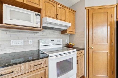 124 Schubert Hill Nw, Calgary, AB - Indoor Photo Showing Kitchen
