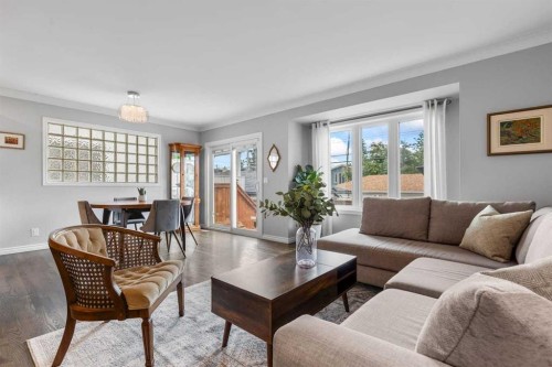 2031 2 Avenue Nw, Calgary, AB - Indoor Photo Showing Living Room