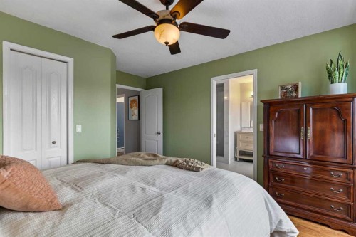 2031 2 Avenue Nw, Calgary, AB - Indoor Photo Showing Bedroom