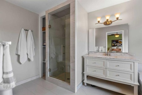 2031 2 Avenue Nw, Calgary, AB - Indoor Photo Showing Bathroom