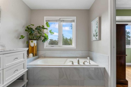 2031 2 Avenue Nw, Calgary, AB - Indoor Photo Showing Bathroom