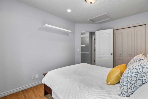 2031 2 Avenue Nw, Calgary, AB - Indoor Photo Showing Bedroom