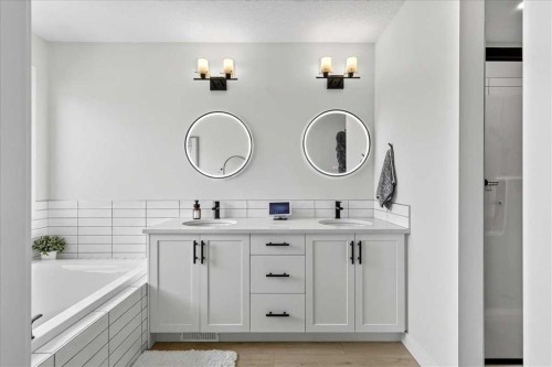 199 Magnolia Way Se, Calgary, AB - Indoor Photo Showing Bathroom