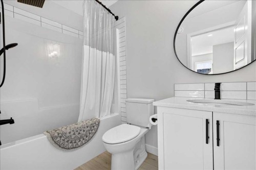 199 Magnolia Way Se, Calgary, AB - Indoor Photo Showing Bathroom