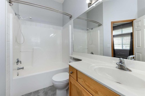 25 Prestwick Pond Terrace Se, Calgary, AB - Indoor Photo Showing Bathroom