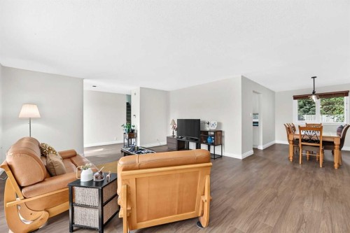 1220 73 Avenue Sw, Calgary, AB - Indoor Photo Showing Living Room