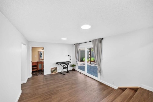 1220 73 Avenue Sw, Calgary, AB - Indoor