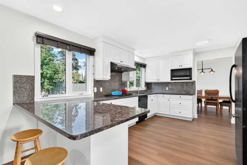 1220 73 Avenue Sw, Calgary, AB - Indoor Photo Showing Kitchen