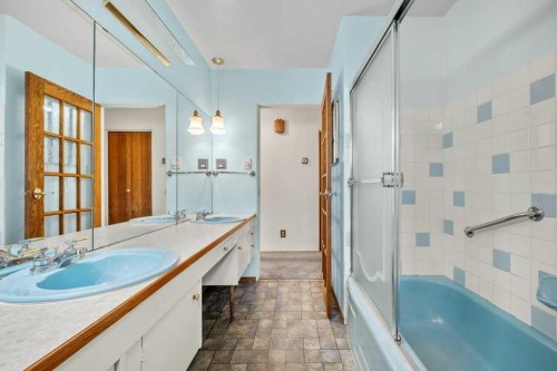 4515 Norquay Drive Nw, Calgary, AB - Indoor Photo Showing Bathroom