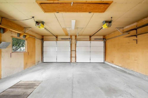 4515 Norquay Drive Nw, Calgary, AB - Indoor Photo Showing Garage