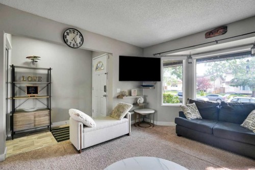 5620 Temple Drive Ne, Calgary, AB - Indoor Photo Showing Living Room