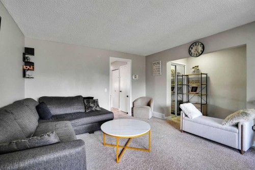 5620 Temple Drive Ne, Calgary, AB - Indoor Photo Showing Living Room