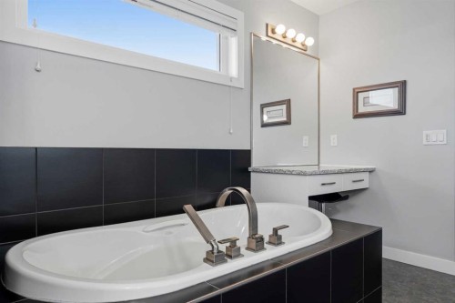 395 Boulder Creek Bay Se, Langdon, AB - Indoor Photo Showing Bathroom
