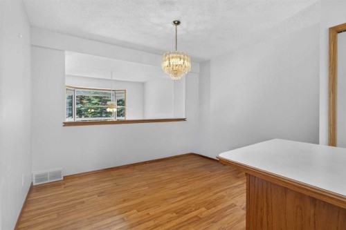 52 Glenbrook Villas Sw, Calgary, AB - Indoor Photo Showing Other Room