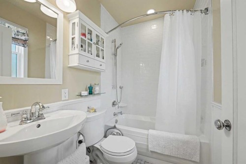 434 19 Street Nw, Calgary, AB - Indoor Photo Showing Bathroom