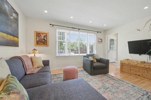 434 19 Street Nw, Calgary, AB - Indoor Photo Showing Living Room