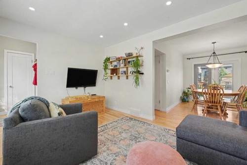 434 19 Street Nw, Calgary, AB - Indoor Photo Showing Living Room