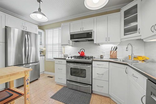 434 19 Street Nw, Calgary, AB - Indoor Photo Showing Kitchen With Upgraded Kitchen