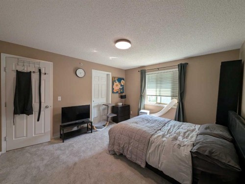 1421-8 Bridlecrest Drive Sw, Calgary, AB - Indoor Photo Showing Bedroom