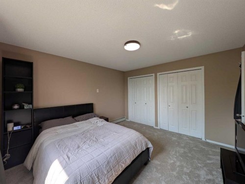 1421-8 Bridlecrest Drive Sw, Calgary, AB - Indoor Photo Showing Bedroom